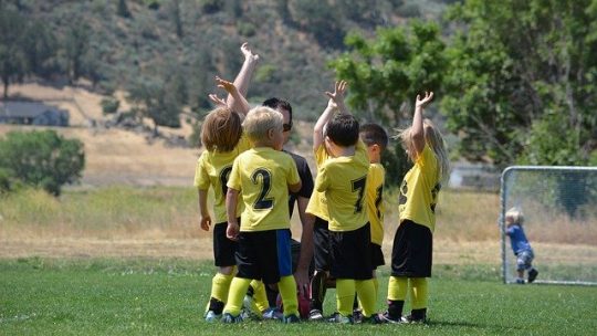 Les enfants s’amusent en faisant du sport