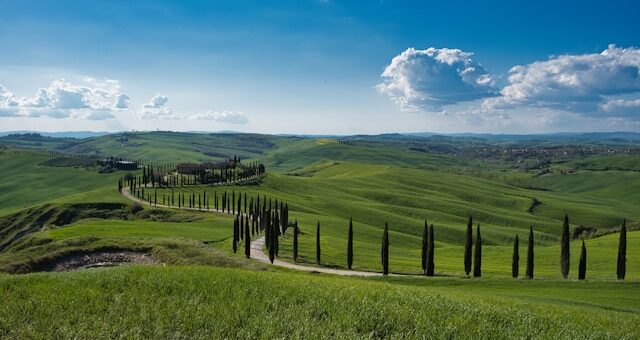 Les routes des collines en Italie