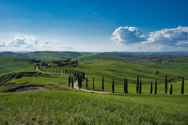 Les routes des collines en Italie